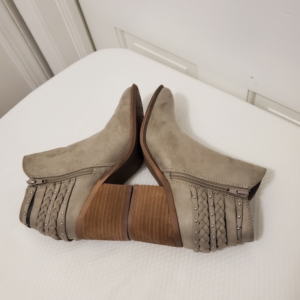 EUC Carlos by Carlos Santana Doe Taupe "Ashby" Booties Size 6, Casual - Picture 6 of 9